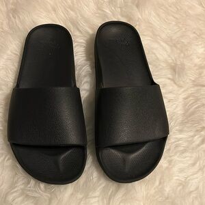 Archie’s flat slide on in black